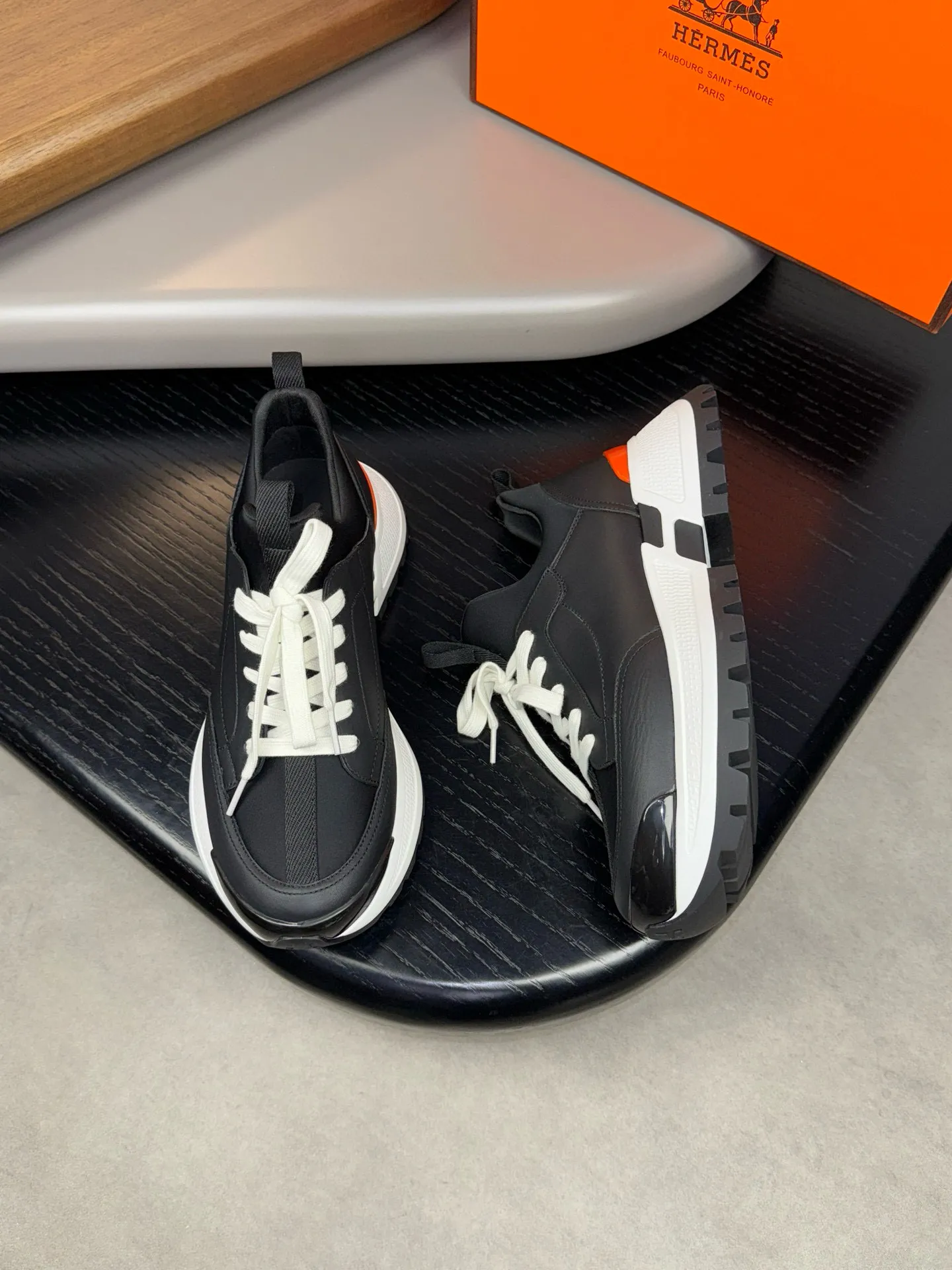 [HERMES] Hermès men's shoes💰560💰 - High-end quality original casual sports shoes - Upper: 🔝Nappa calfskin, high-grade elastic cloth, brand webbing - Lining: elastic cloth, foot pad; water-dyed cowhide - Outsole: ultra-light T men's shoes 💰U foam rubber; two-color molded outsole -Ultra-high quality control and fine workmanship: outstanding (high-end, extravagance, grade) -Size: 39-44 (38, 45, can be customized)
